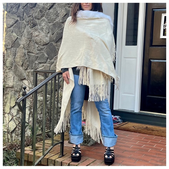 Boho chic Faux Fur Trim poncho - Picture 6 of 7